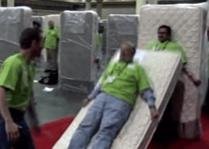 VIDEO: 850 Human Dominos Log World Record