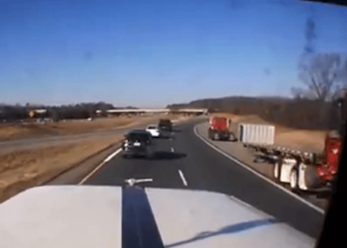 VIDEO: Truck Loses Its Trailer