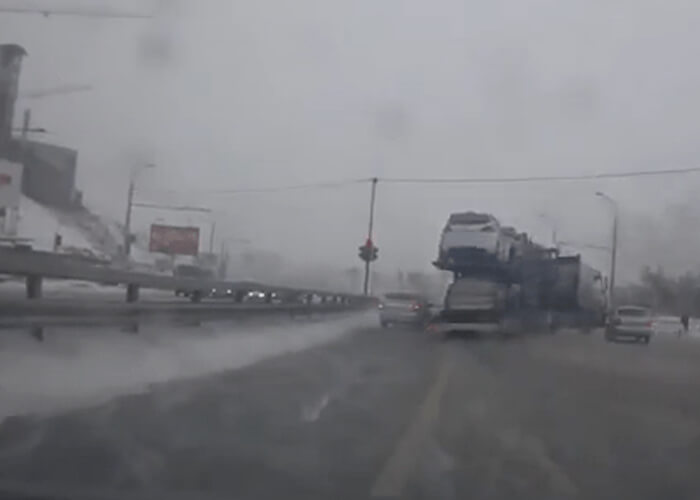 VIDEO: Car Carrier Collision On Ice