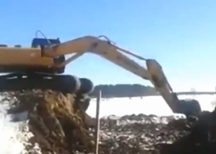 VIDEO: Excavator Crosses Huge Gap With No Problem