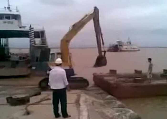 VIDEO: Amazing Excavator Driver In Vietnam