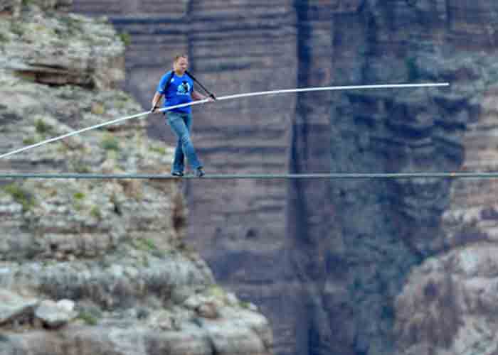 Man-Crosses-Grand-Canyon-On-Wire