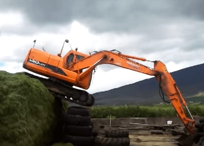 VIDEO: 14 Ton Digger Climbing Down From Silage Pit