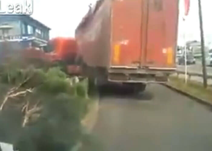 VIDEO: Truck At McDonalds Drive-Thru