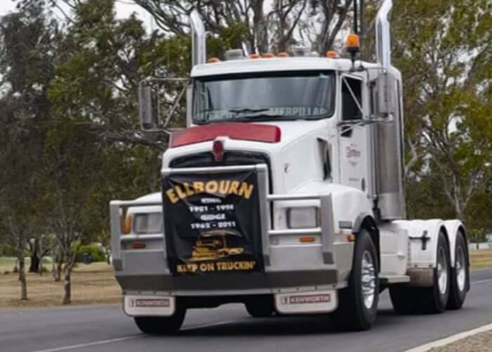 VIDEO: Australian Truckers Honor Deceased Drivers