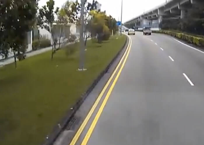 VIDEO: Sudden Braking In Front Of A Truck