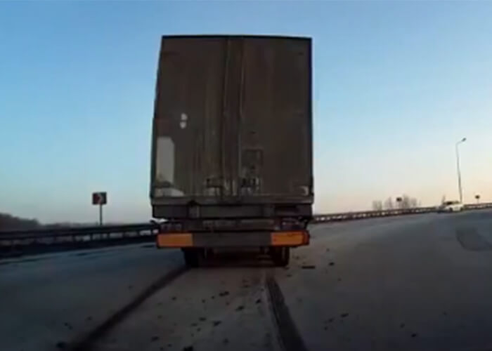 VIDEO: Truck Loses Its Trailer