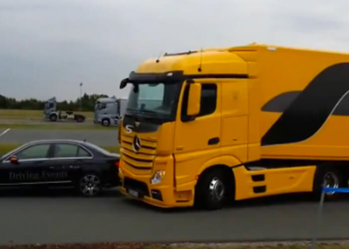 VIDEO: Safe-Driving Truck Stops On a Dime