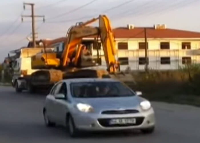 VIDEO: Resourceful Excavator Driver