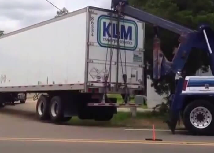 VIDEO: Tow Service Trucker In Action