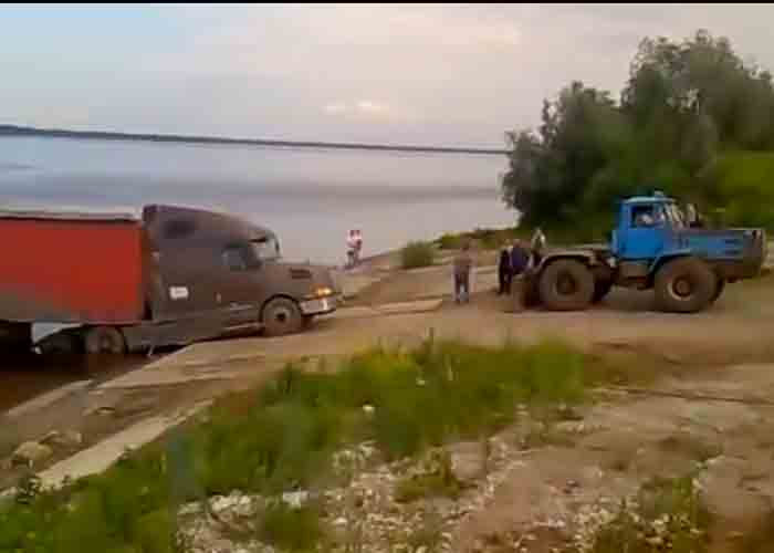 VIDEO: Unloading A Truck From A Barge