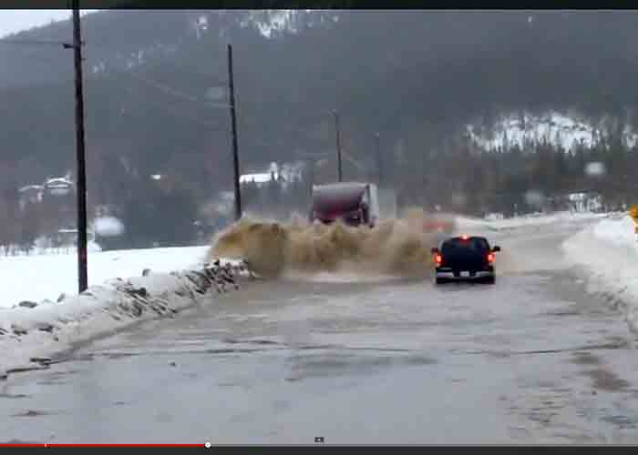 Video: Truck vs Flood