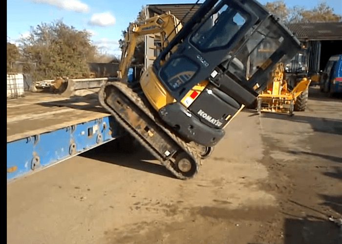 Video: Digger Loads Itself