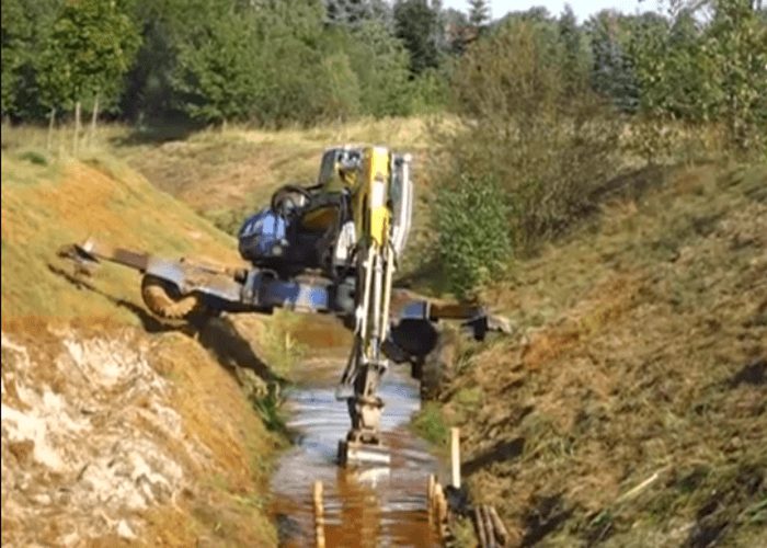 Video: Spider Excavator Climbs Out of Ditch