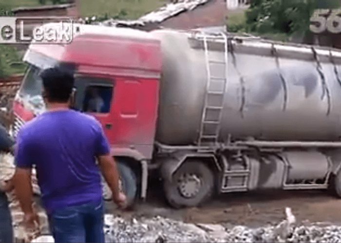 Video: Excavator Fails At Towing Truck