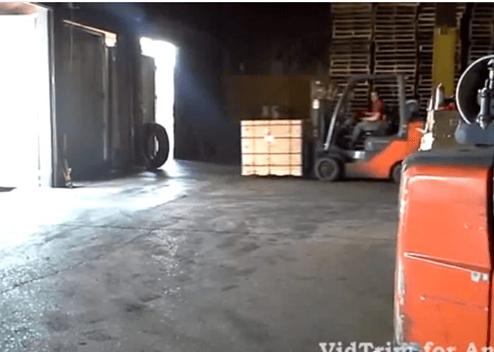 Video: Forklift Driver Loads Truck Quickly