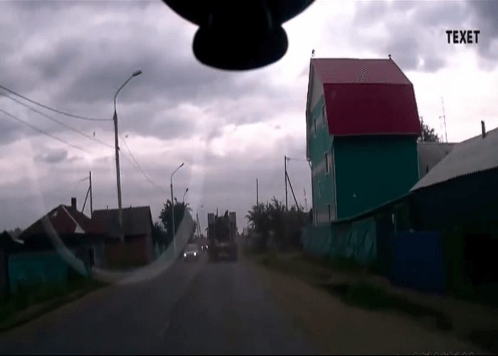 Video: Tank Falls of the Back of a Truck