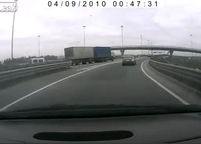 Video: Truck Loses Trailer