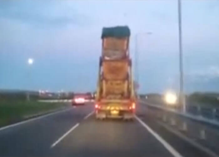 Video: Truck Stacked Three Skips High VS. Roundabout