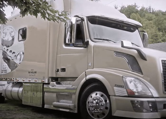 VIDEO: Meet The Hollins – “Welcome To My Cab”