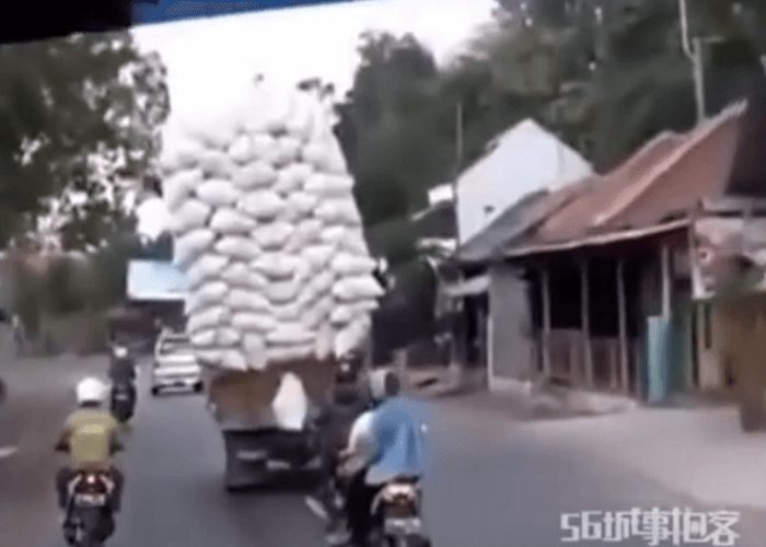 VIDEO: Overloaded Truck Topples