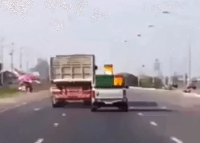 VIDEO: Extremely Aggressive Truck Driver Attacks Pickup Truck