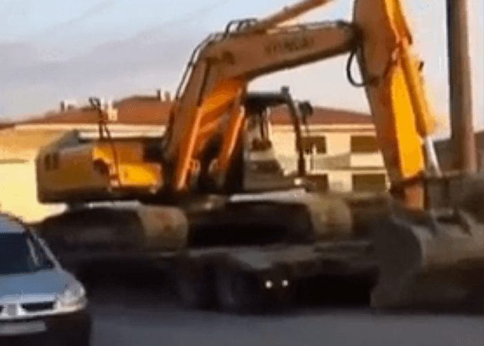 VIDEO: Excavator Pushes Truck Down The Road