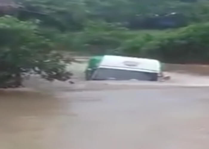 VIDEO: Truck Plows Through Super High Flood Water