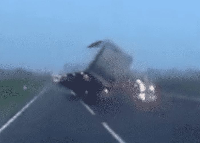 VIDEO: Trucker Vs. Terrifying High Winds