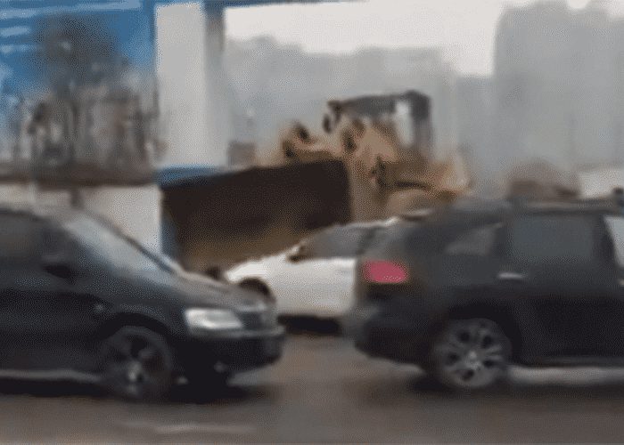 VIDEO: Loader Removes Illegally Parked Cars