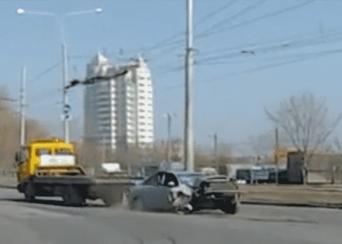 VIDEO: Wrecker Forgets Something