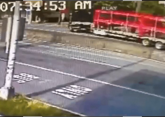 VIDEO: Truck Can’t Make Tight Right Turn