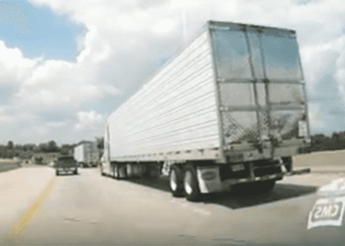 VIDEO: Four Wheeler Can’t Figure Out What Blinky Red Light On Truck Means