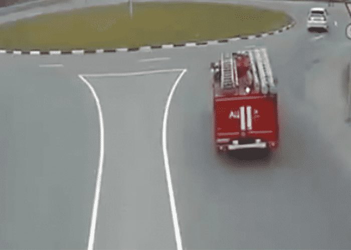 VIDEO: Fire Truck Has No Time For Roundabout