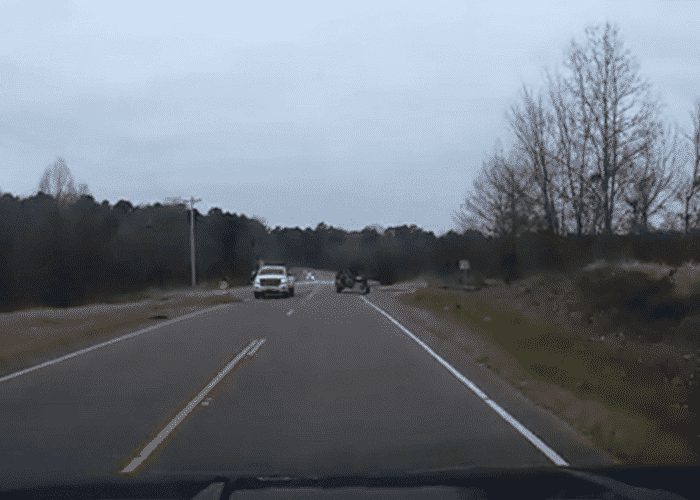 VIDEO: Close Call When Pickup Loses Trailer