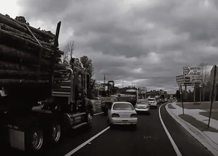 VIDEO: Determined Maxima Cuts In Front Of Log Truck