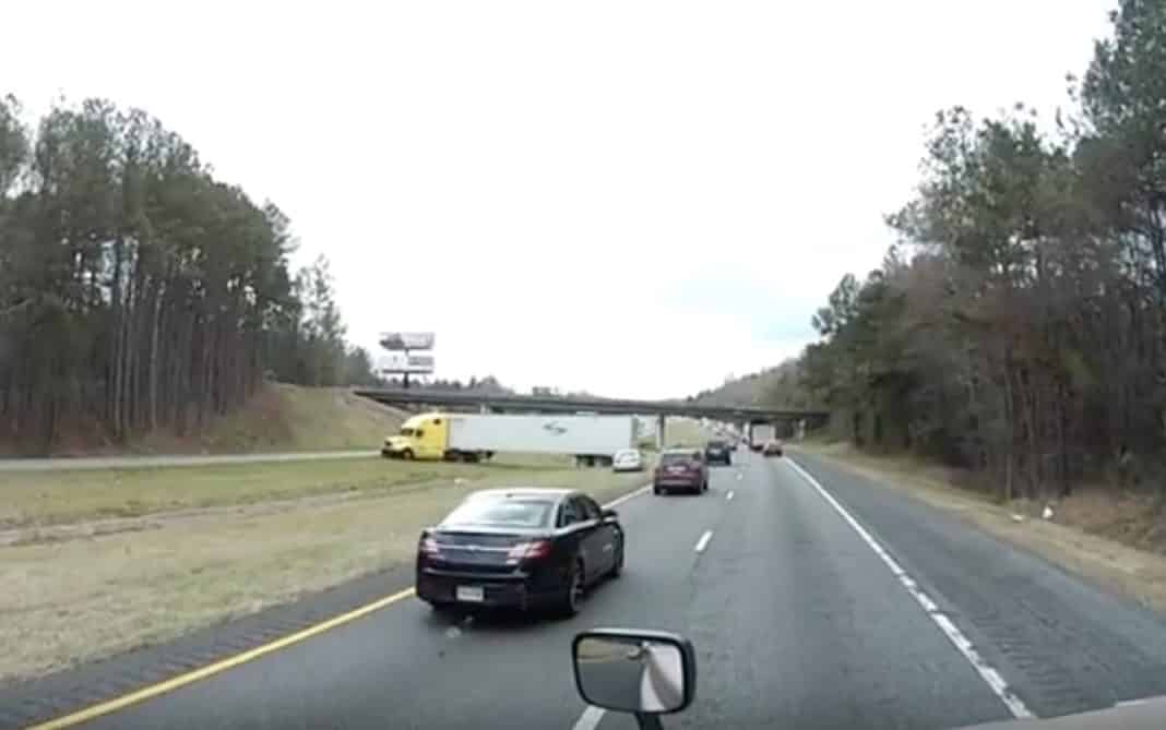 VIDEO: Daring Trucker U-Turns On Grassy Median