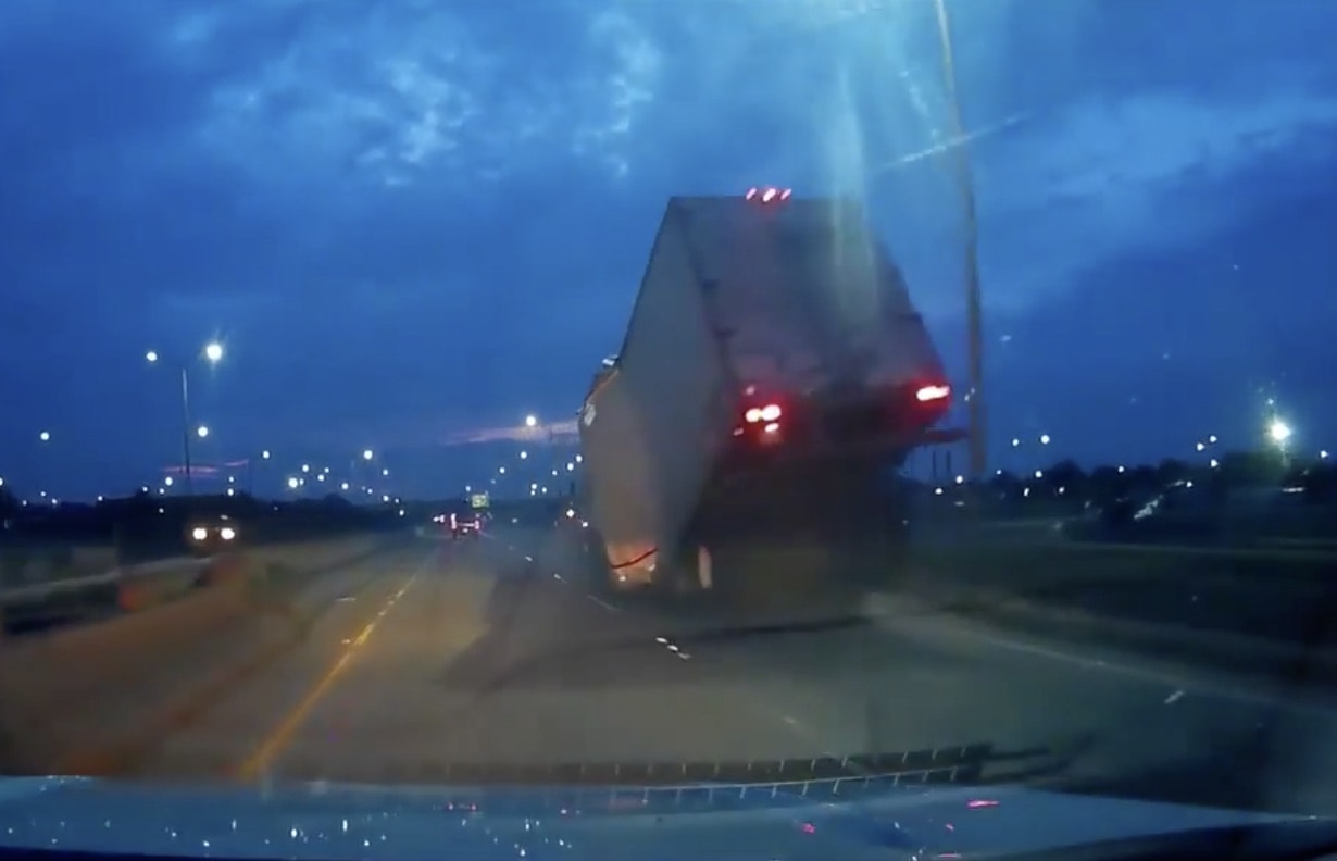 VIDEO: Dash Cam Captures The Moment That Semi’s Trailer Buckles