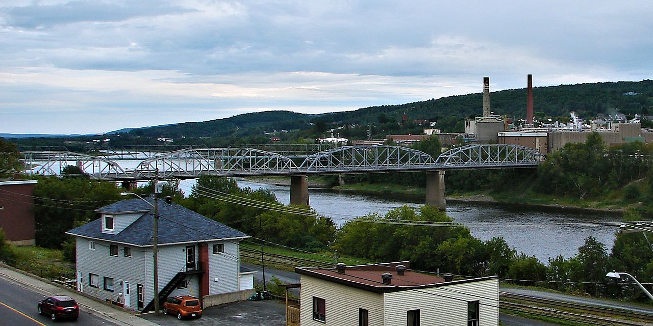 Trucks banned on bridge connecting Maine to Canada