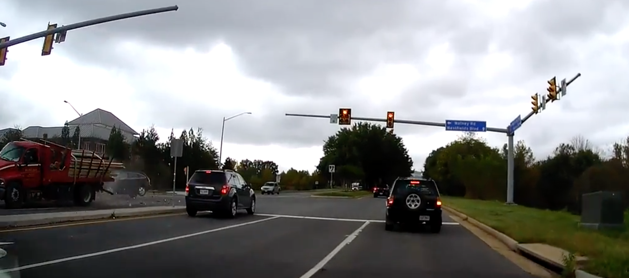 VIDEO: Truck carrying lumber runs red light and smashes through SUV