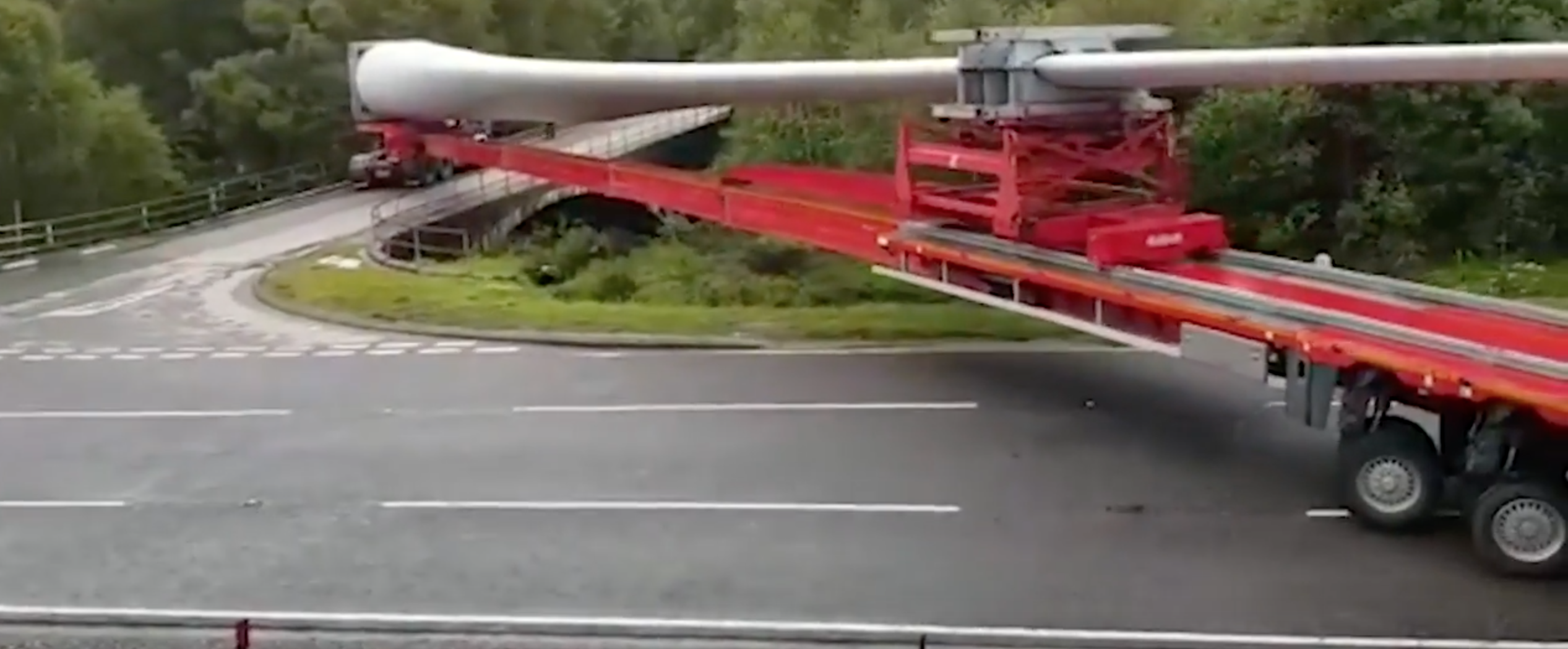 VIDEO: Remarkable maneuver of trailer turning wind turbine over bridge