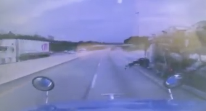 VIDEO: Lady cuts off semi, then crashes into car hauler