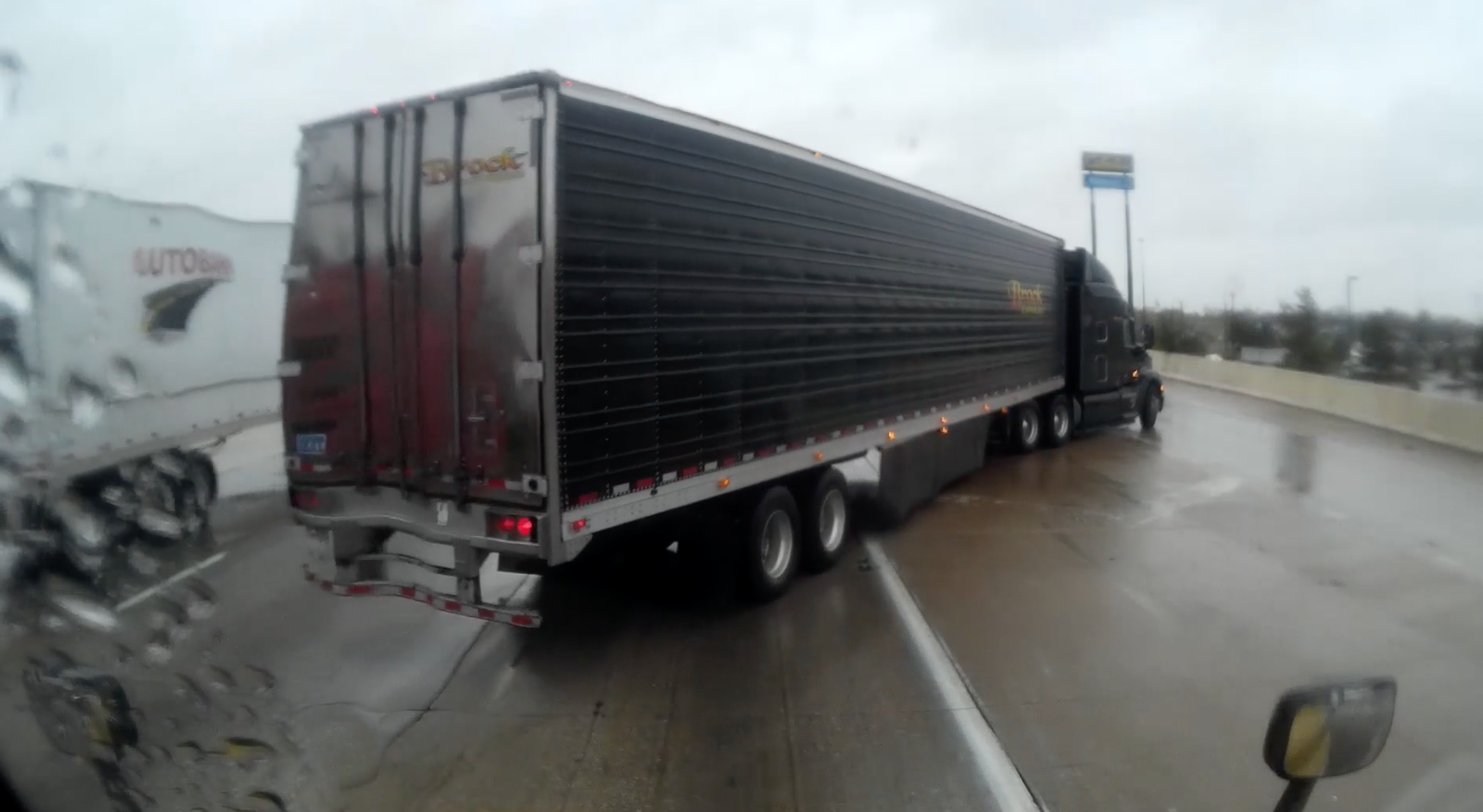 VIDEO: Truck driver makes dangerous move to avoid missing exit