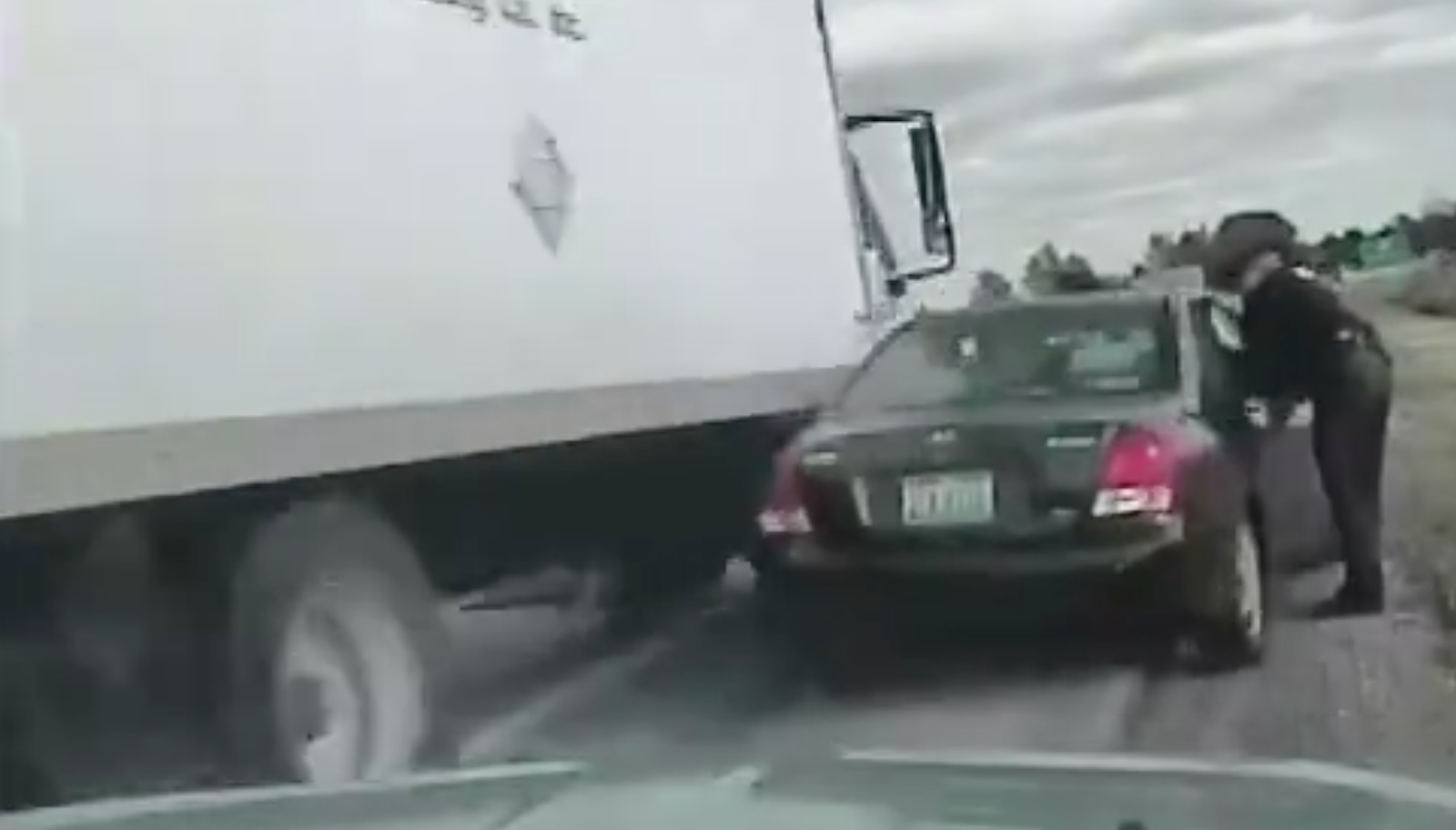 VIDEO: Ohio trooper nearly struck by box truck during traffic stop