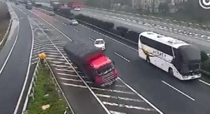 VIDEO: Idiot car driver stops on highway, causes two trucks to crash