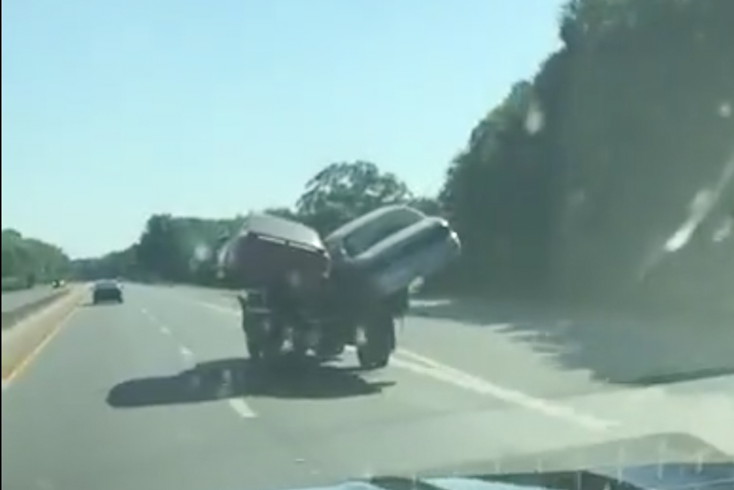 VIDEO Sketchy side by side car transport in Arkansas