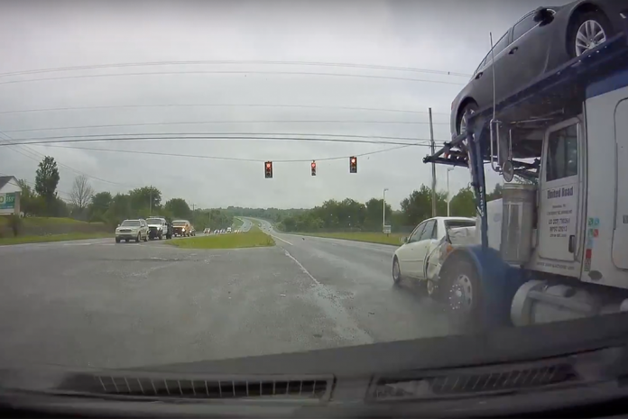 VIDEO: Car hauler picks up one more vehicle in intersection