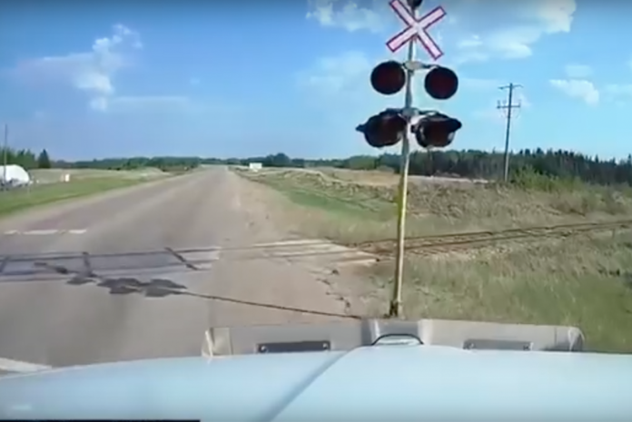 VIDEO- Trucker has scary close call when railroad crossing signal fails