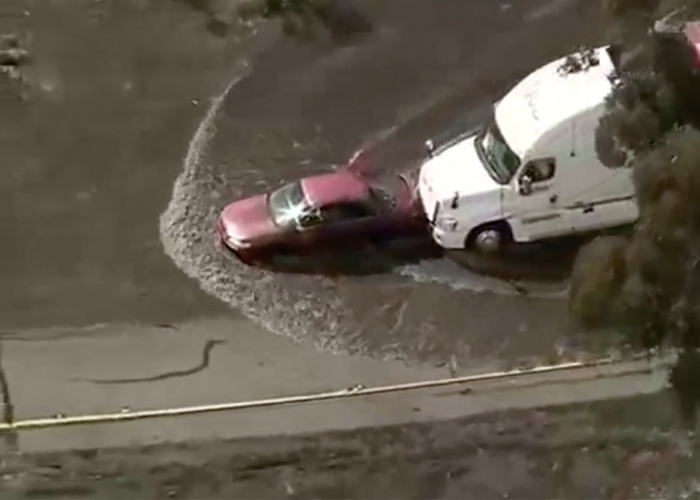 Helpful trucker pushes flood-stranded motorist to safety