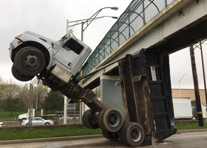 Dump truck caught on camera striking pedestrian bridge